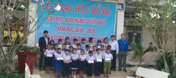 Đại diện Công ty Grobest Việt Nam, ông Phùng Văn Công – Giám đốc phụ trách tỉnh Đồng Tháp (đứng bìa trái), trao các suất học bổng cho các em học sinh trường tiểu học Phú Cường A