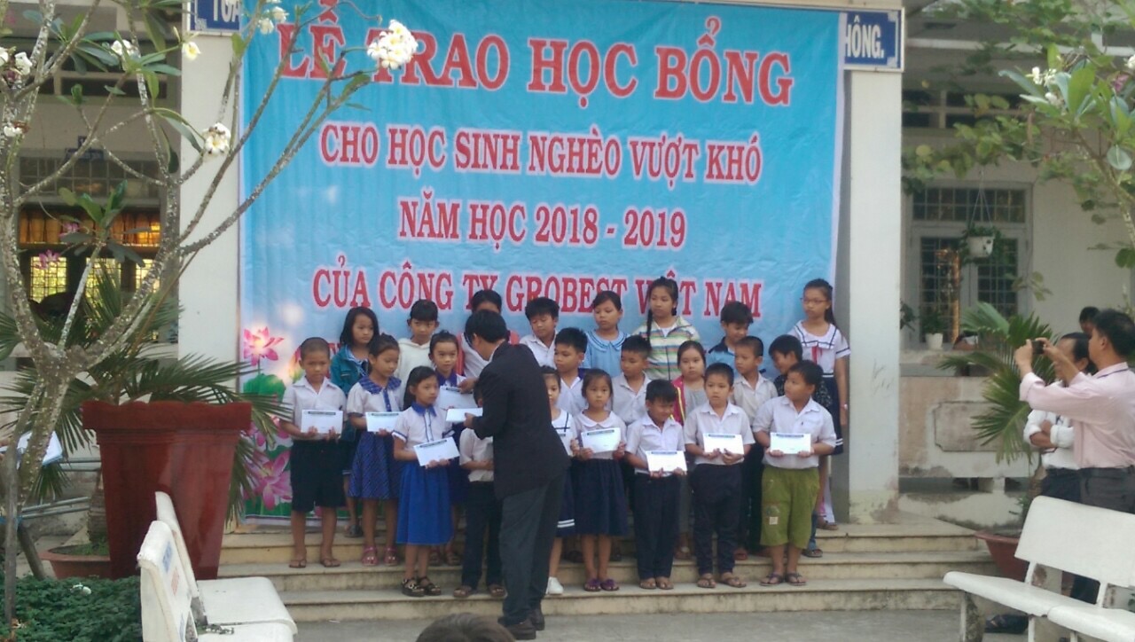 Ông Phùng Văn Công – Giám đốc phụ trách tỉnh Đồng Tháp, trao học bổng cho học sinh trường tiểu học Phú Cường A