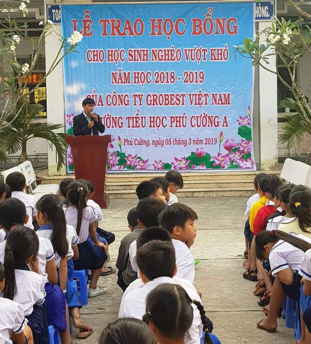 Ông Phùng Văn Công – Giám đốc phụ trách tỉnh Đồng Tháp, chia sẻ tại buổi lễ trao học bổng tại trường tiểu học Phú Cường A