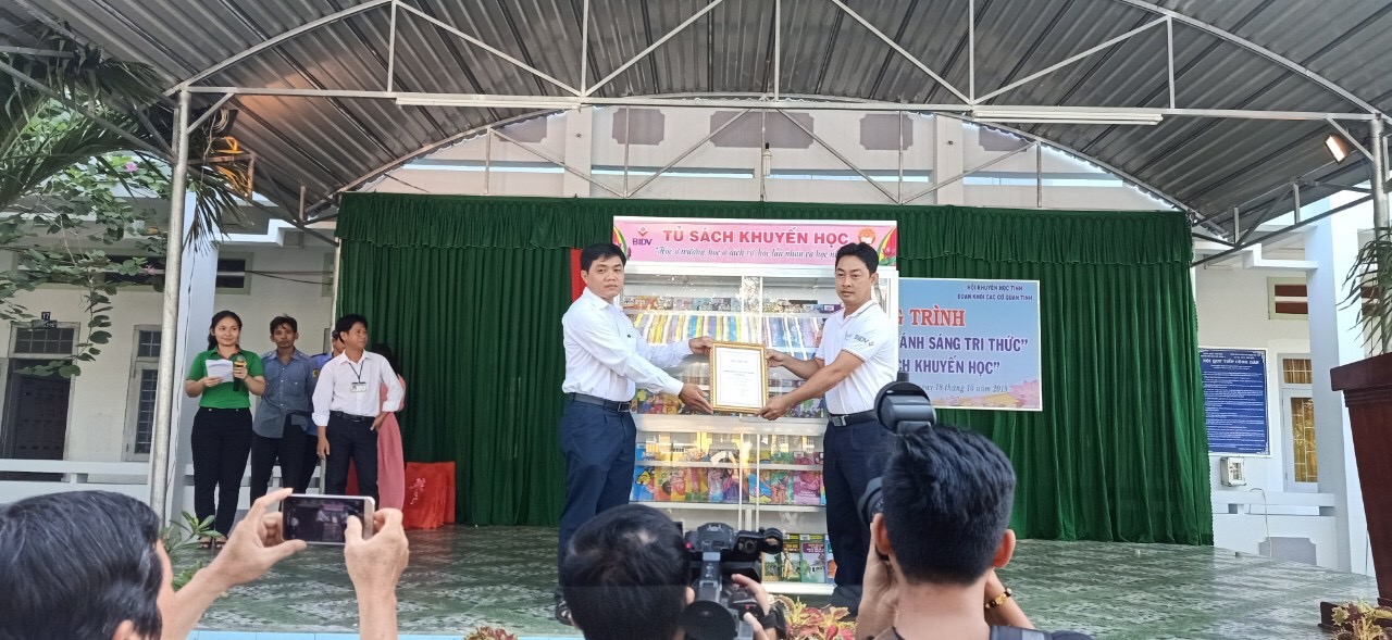 Đại diện Ngân hàng BIDV trao tặng tủ sách khuyến học đến Thư viện Trường Tiểu học Phú Cường 1