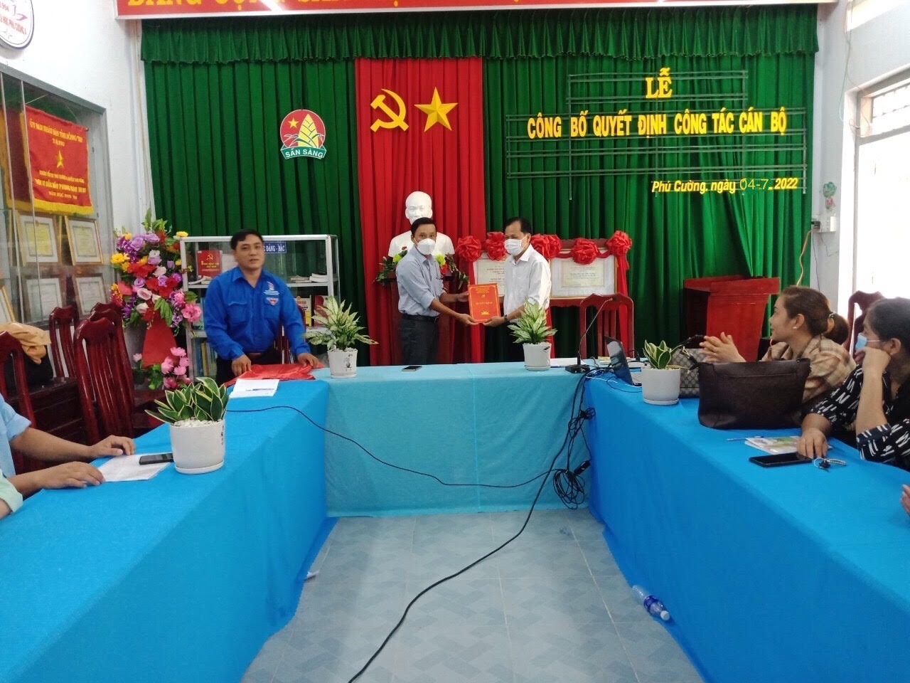 Đồng chí Huỳnh Văn Quý, Phó Bí thư Đảng ủy xã Phú Cường trao Quyết định cho đồng chí Nguyễn Văn Kết 