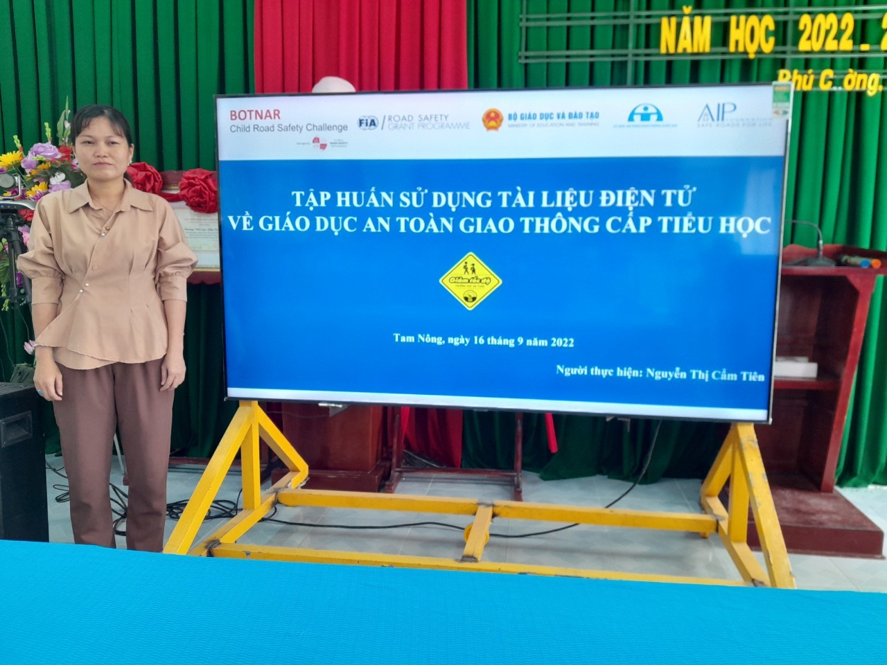 Cô Nguyễn Thị Cẩm Tiên – Phó Hiêu trưởng chia sẻ cách sử dụng tài liêu điện tử về giáo dục ATGT