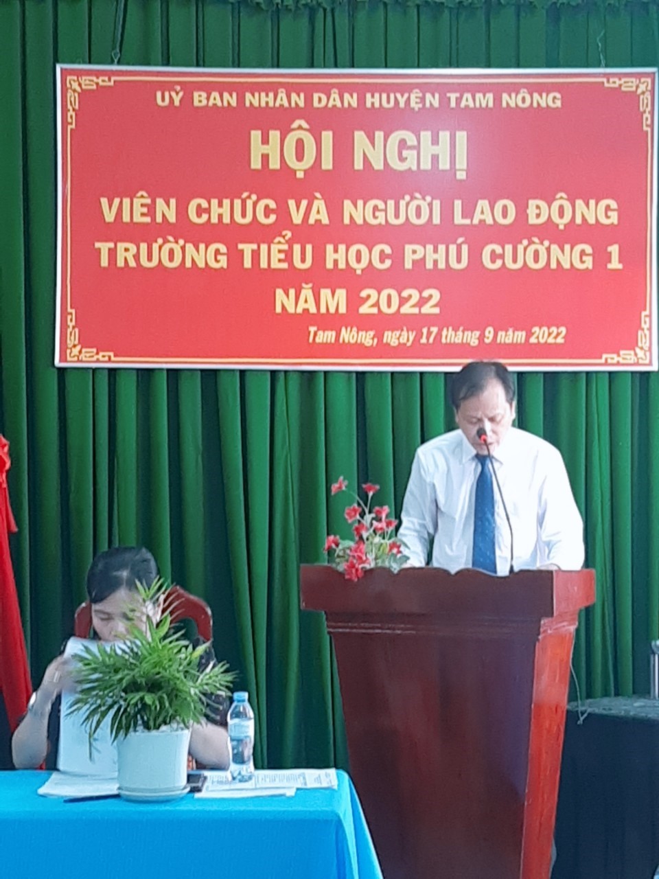 Đồng chí Nguyễn Văn Kết Bí thư chi bộ - Hiệu trưởng báo cáo trước hội nghị