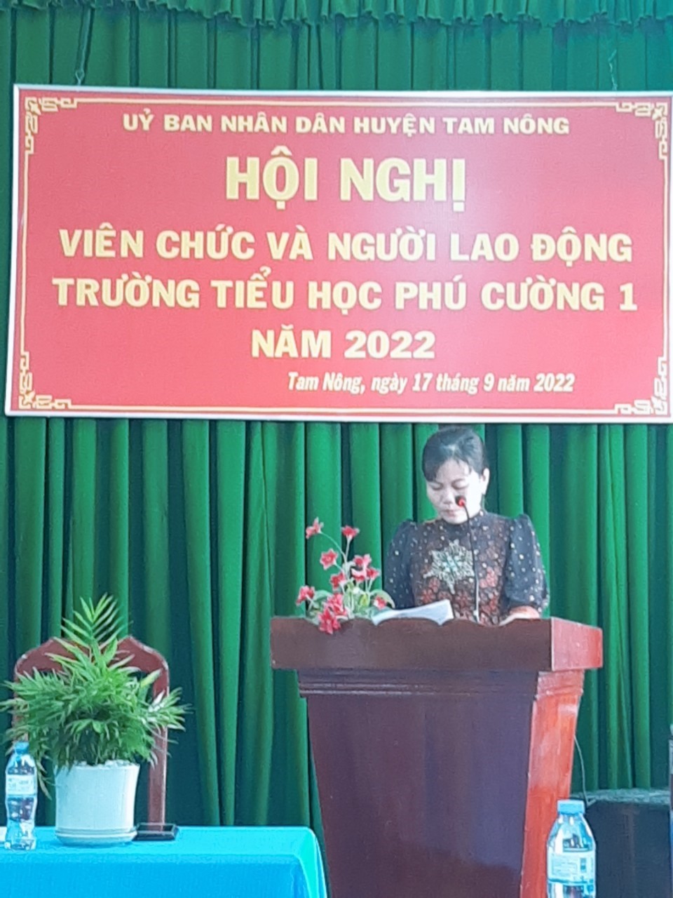 Đồng chí Nguyễn Thị Cẩm Tiên - Phó Hiệu trưởng báo cáo trước hội nghị