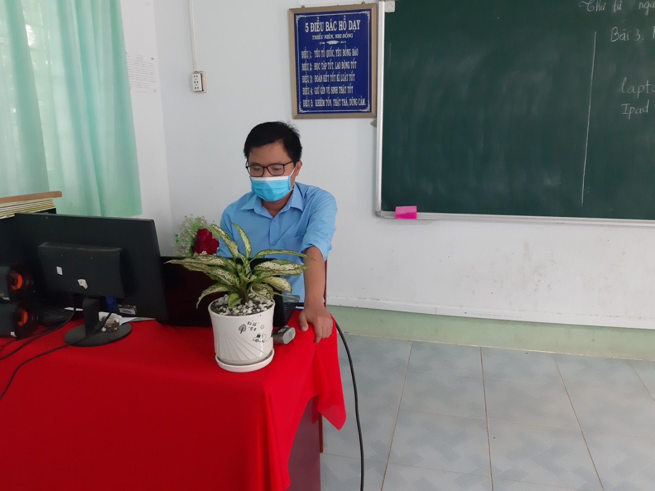 Thầy Phan Thanh Tuấn triển khai nội dung trong buổi chia sẻ