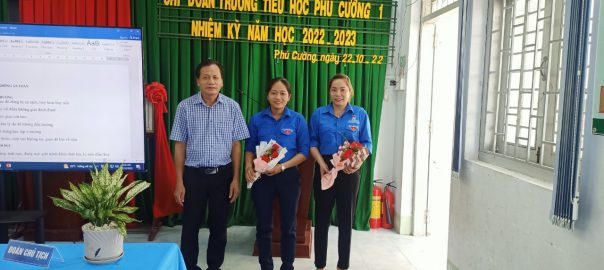 Đồng Chí Nguyễn Văn Kết  tặng hoa chúc mừng BCH mới.