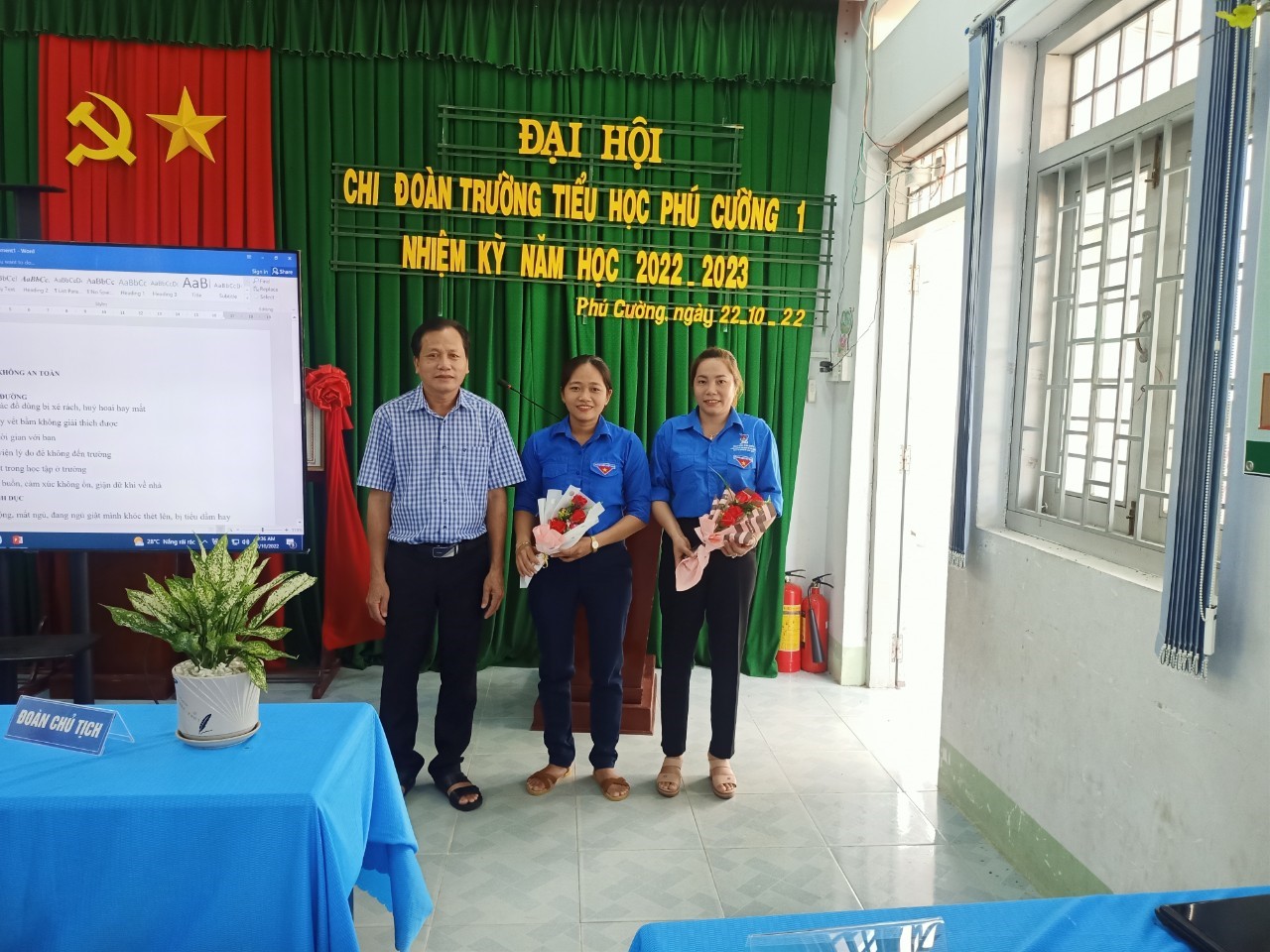 Đồng Chí Nguyễn Văn Kết  tặng hoa chúc mừng BCH mới. 