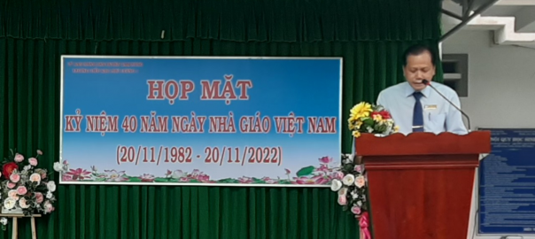 Thầy Nguyễn Văn Kết - Bí thư chi bộ - Hiệu trưởng nhà trường phát biểu chúc mừng thầy, cô giáo trong buổi lễ.