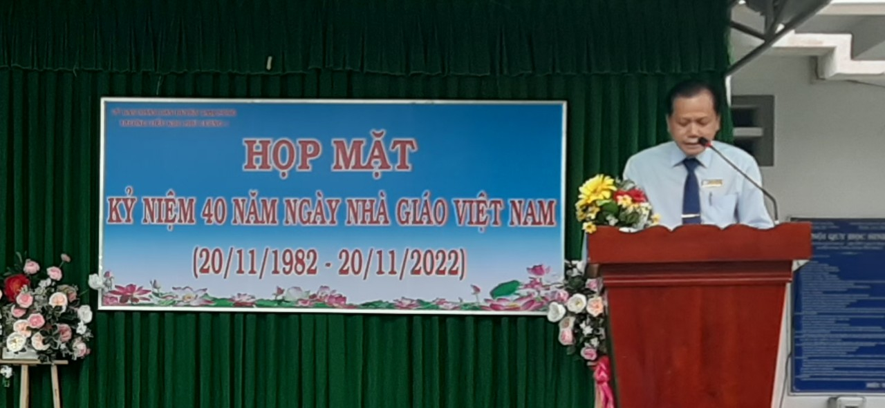 Thầy Nguyễn Văn Kết - Bí thư chi bộ - Hiệu trưởng nhà trường phát biểu chúc mừng thầy, cô giáo trong buổi lễ.