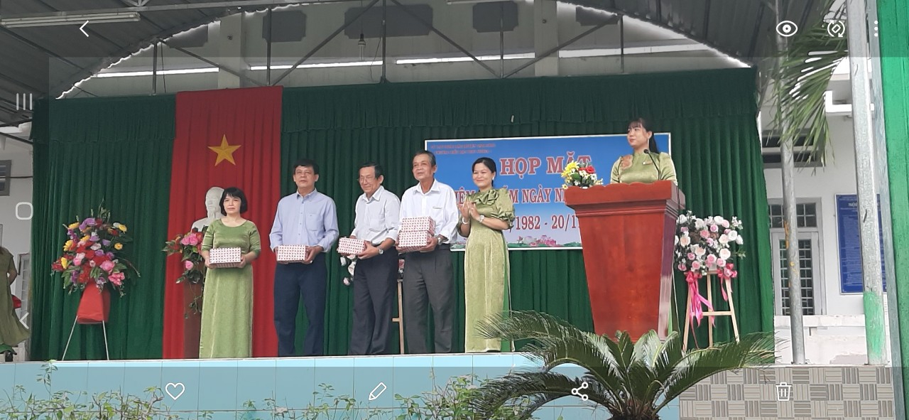 Cô Nguyễn Thị Cẩm Tiên- Phó Hiệu trưởng nhà trường trao quà lưu niệm đến quý thầy cô đã nghỉ hưu trong buổi lễ
