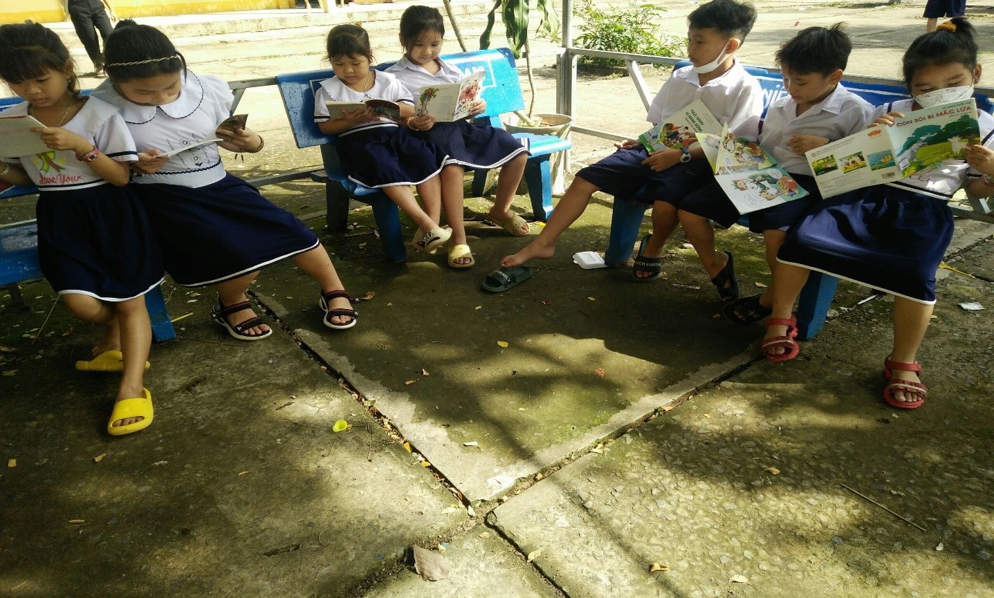 Học sinh đọc truyện ở thư viện xanh