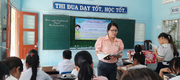 Cô Nguyễn Thị Thanh cùng các em học sinh lớp Ba/2 thực hiện tiết học bài “ Ông ngoại”