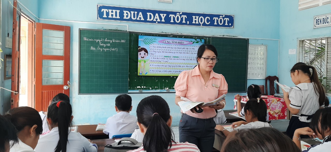 Cô Nguyễn Thị Thanh cùng các em học sinh lớp Ba/2 thực hiện tiết học bài “ Ông ngoại”