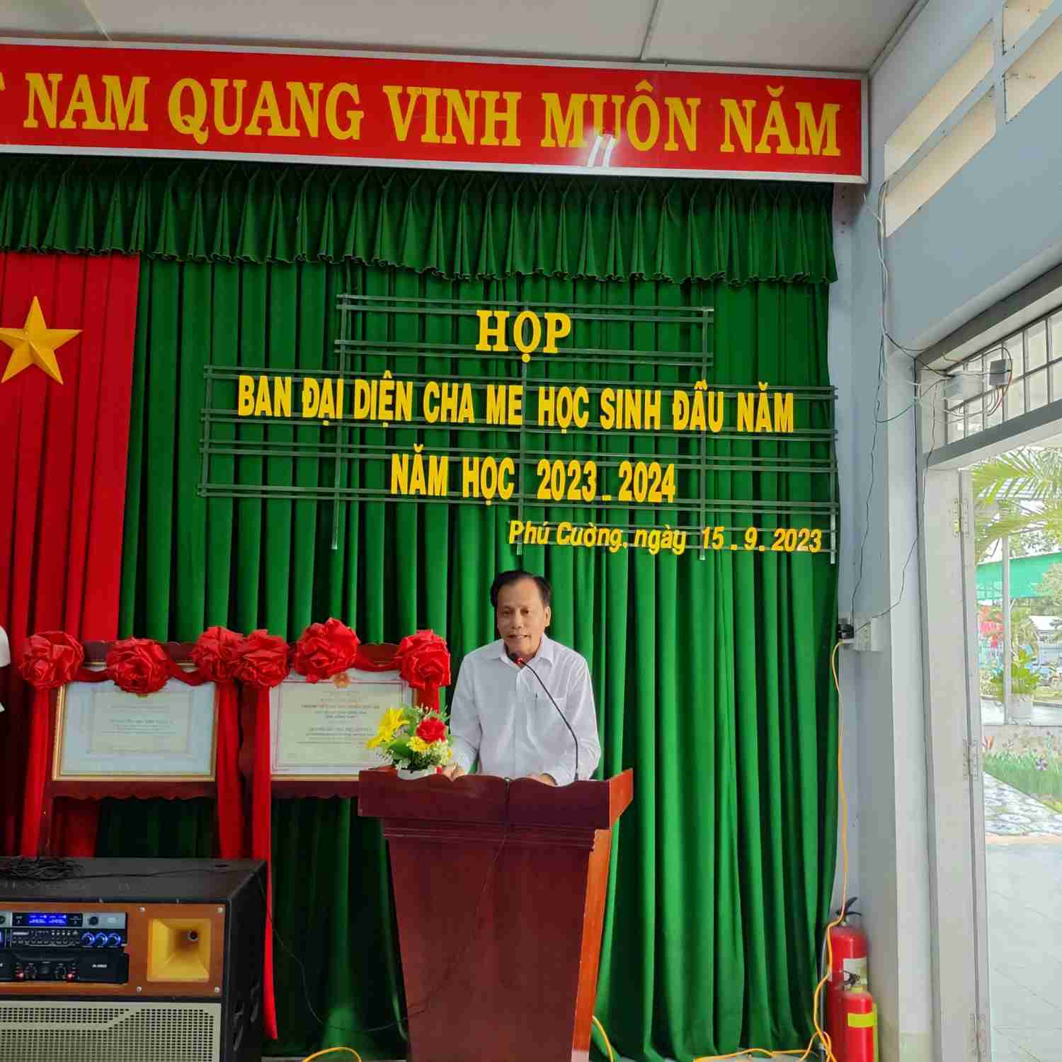 Thầy Nguyễn Văn Kết – Hiệu trưởng nhà trường chia sẻ tại cuộc họp