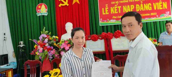 Đồng chí Huỳnh Văn Quý trao Quyết định kết nạp Đảng viên
cho đồng chí Phạm Thị Kim Chi